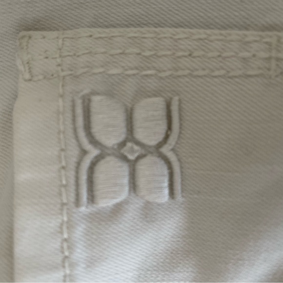 White denim short skirt. - Picture 4 of 7